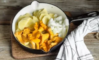 Жареная картошка с лисичками на сковороде